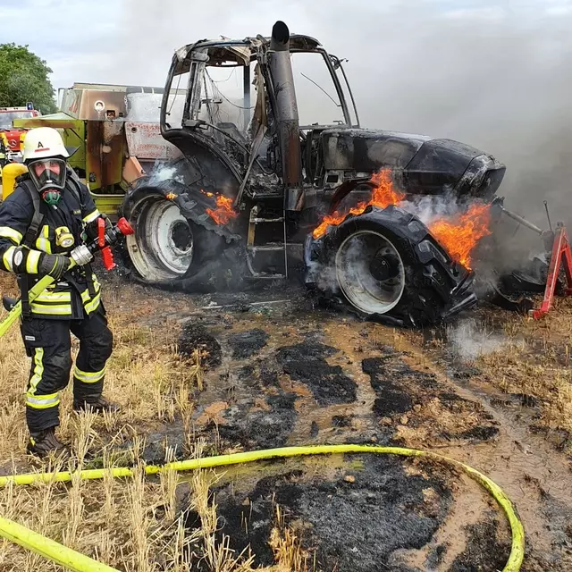 Brennender Traktor verursacht Flächenbrand