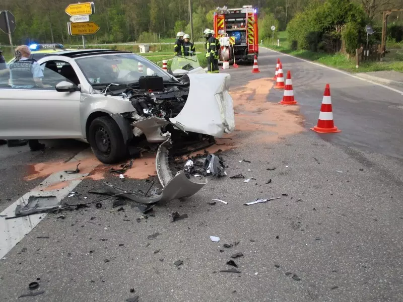 Zwei Verletzte bei Verkehrsunfall und Hydrauliköl in Kanalisation