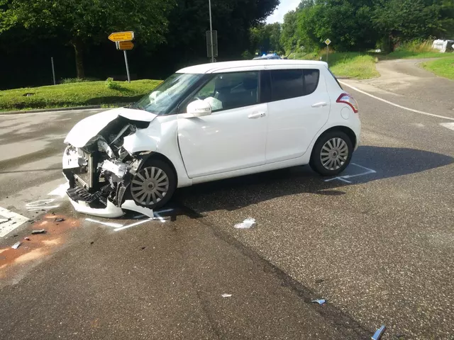 Zwei Schwerverletzte nach mutmaßlicher Vorfahrtsverletzung