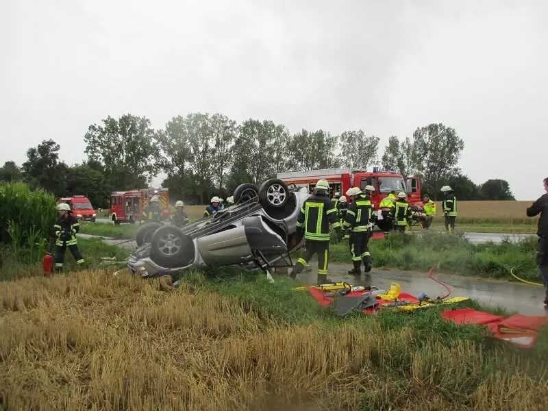 Verkehrsunfall mit zwei eingeschlossenen Personen