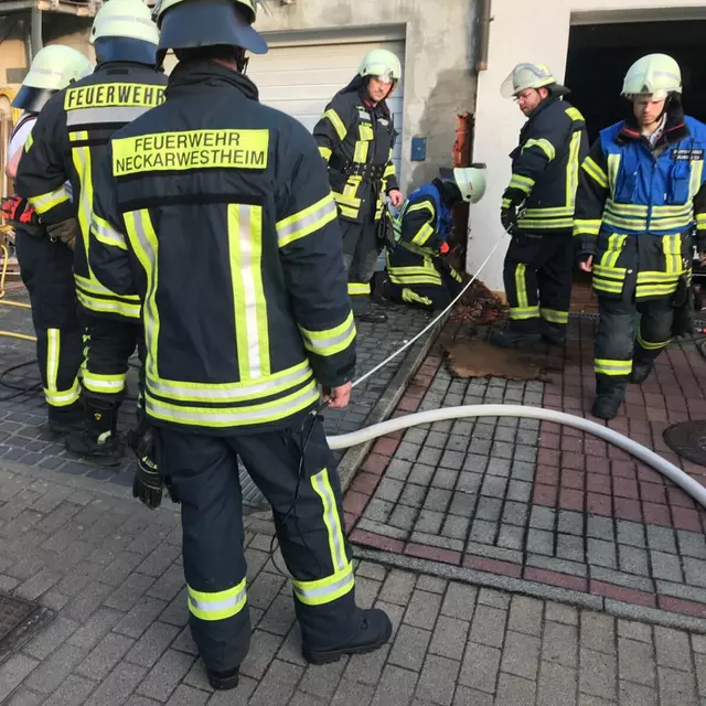 Dehnfugenbrand zwischen zwei Garagen