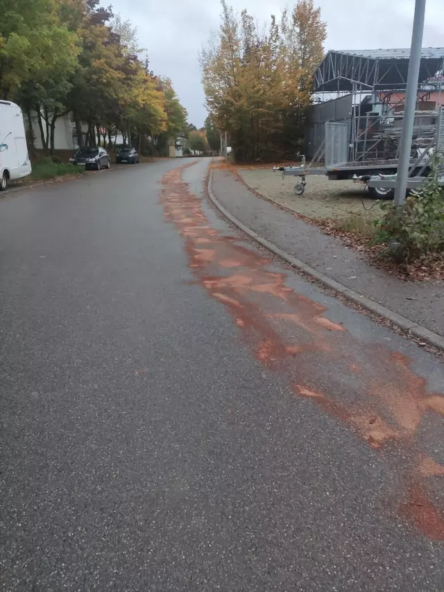 Längere Ölspur in Gewerbegebiet