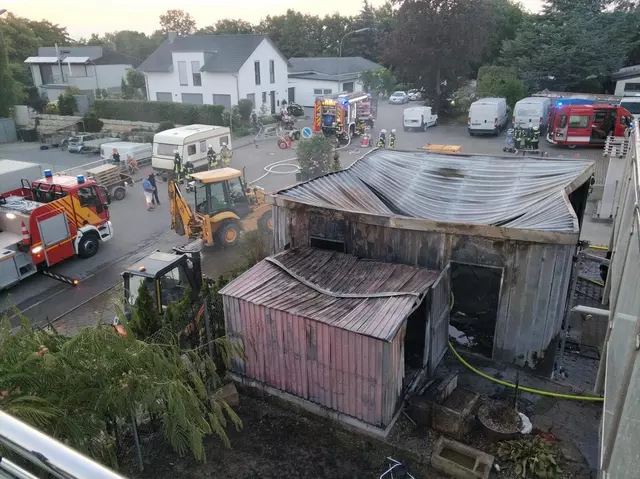 Brand einer Doppelgarage mit Geräteschuppen