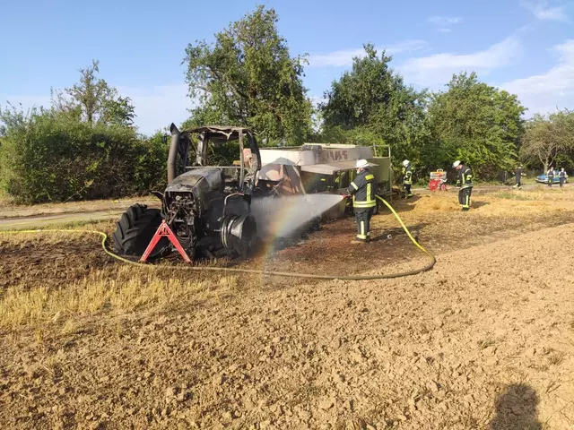 Brennender Traktor verursacht Flächenbrand