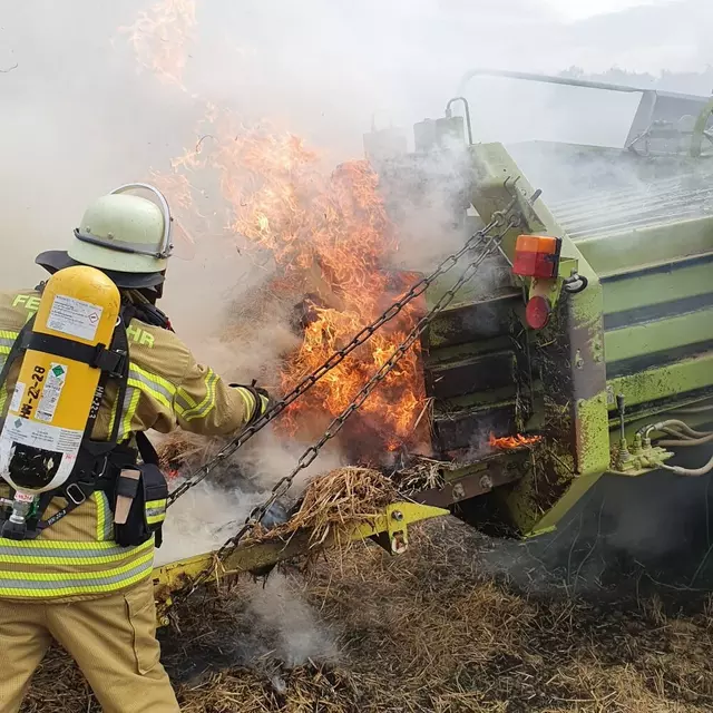 Brennender Traktor verursacht Flächenbrand